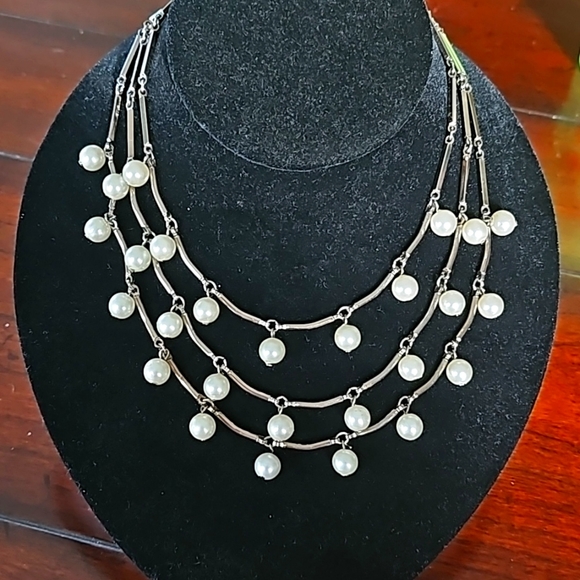 Jewelry - 3 layer faux pearl gunmetal necklace